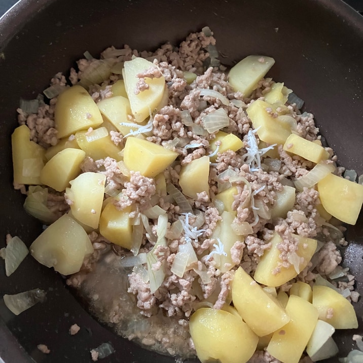 じゃがいもと玉ねぎとひき肉としらすの甘辛炒め